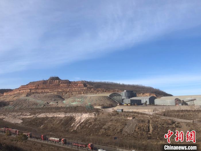 在杜西溝村向遠(yuǎn)處山頭望去，可看到一座山頭有兩種顏色，有明顯開采、回填的痕跡?！±钔ヒ?攝