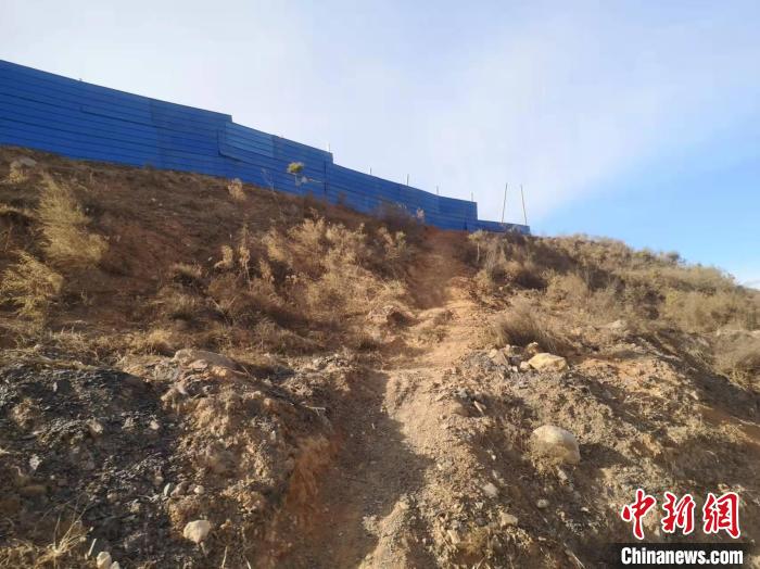 與事發(fā)盜采點(diǎn)隔路相對的村西處，一大片場地被圍欄圍住，有的大坑未來得及填埋?！±钔ヒ?攝