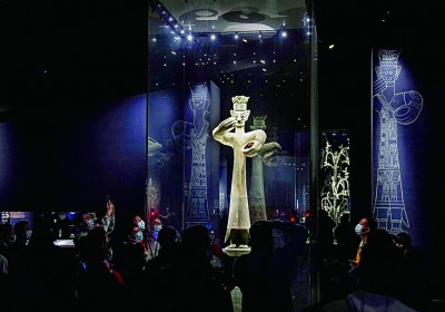 10月29日，參觀者在三星堆博物館內(nèi)欣賞展品。    圖片來源：新華社