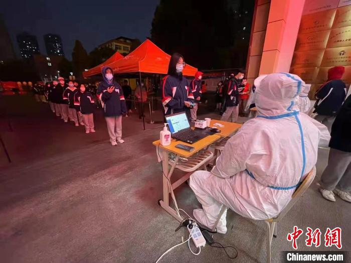 圖為西安中院法官干警在抗疫一線?！∥靼仓性?供圖