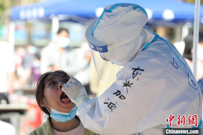 圖為醫(yī)護人員為民眾開展核酸采樣。　曹曉玟 攝