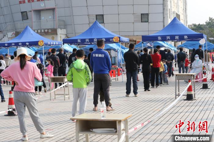 民眾有序排隊進行核酸采樣。　蘇世鈺 攝