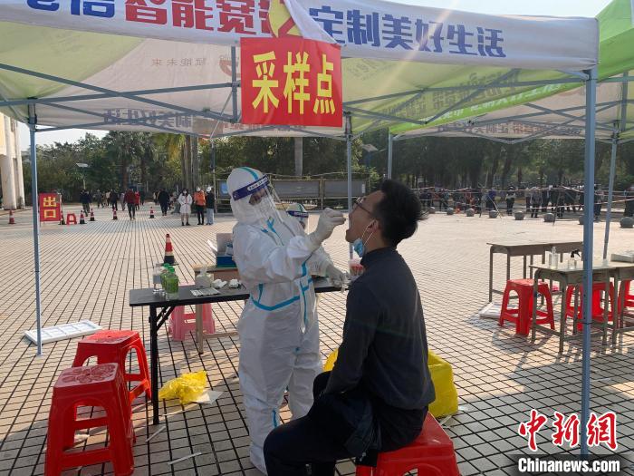 圖為民眾進行核酸采樣?！√K世鈺 攝