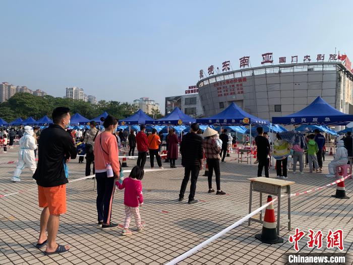 民眾排隊進行核酸采樣。　蘇世鈺 攝