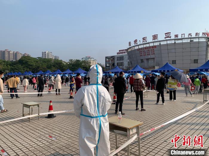 民眾排隊進行核酸采樣?！√K世鈺 攝