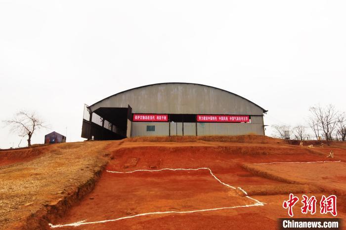 國字山墓葬位于江西省樟樹市大橋街道彭澤村洪光塘西南，筑衛(wèi)城城址西側約300米處的小山頂部?！⒄祭?攝