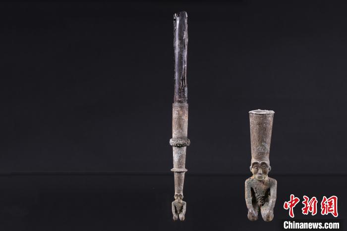 圖為江西樟樹國字山墓葬中出土的青銅跪坐人鐓。　江西省文物考古研究院 供圖