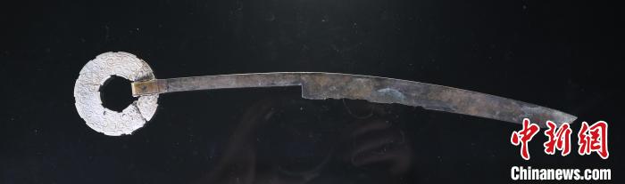 圖為江西樟樹國字山墓葬中出土的玉環(huán)首金釦銅削刀。　江西省文物考古研究院 供圖