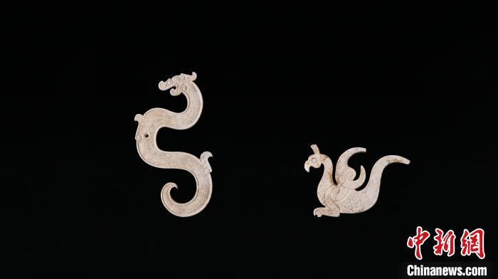 圖為江西樟樹國字山墓葬中出土的玉龍鳳?！〗魇∥奈锟脊叛芯吭?供圖