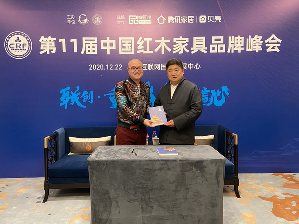 卓木王董事長(zhǎng)杜承三、總裁杜長(zhǎng)江與故宮學(xué)院院長(zhǎng)、故宮博物院原院長(zhǎng)、中國(guó)文物學(xué)會(huì)會(huì)長(zhǎng)單霽翔（右）進(jìn)行匠心傳承贈(zèng)書儀式