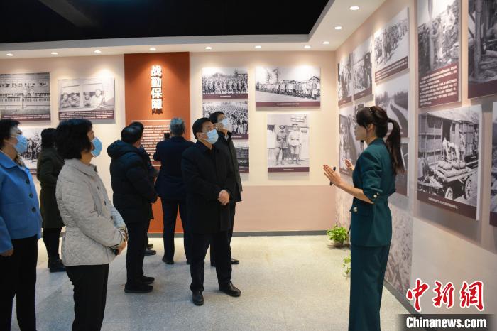 山東省委統(tǒng)戰(zhàn)部分管日常工作的副部長李琥一行觀展?！五?攝