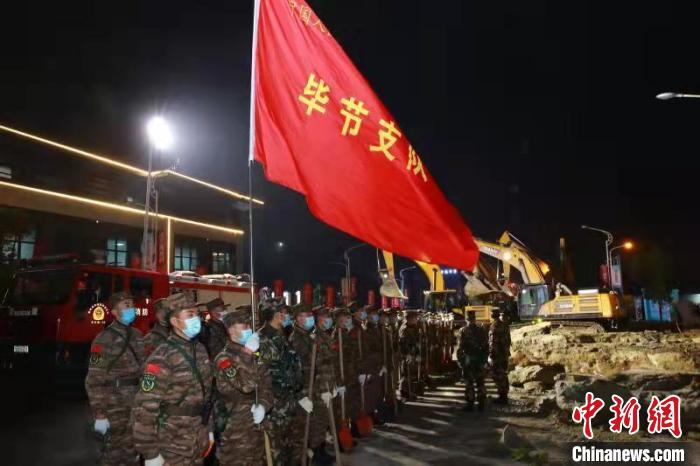 圖為救援現(xiàn)場。　武警畢節(jié)支隊 攝