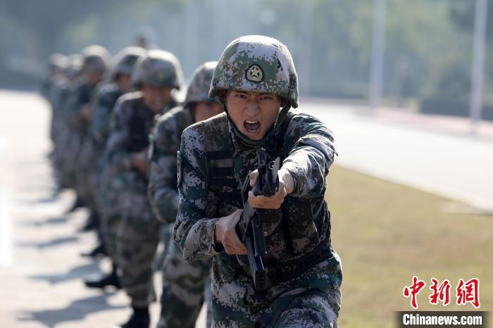 刺殺動作演練。　陳帥 攝