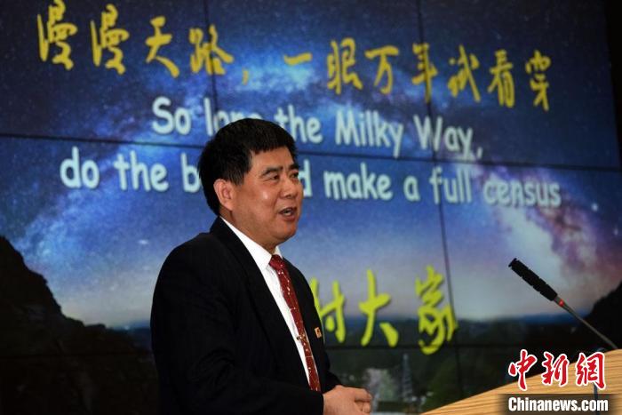 中科院國(guó)家天文臺(tái)韓金林研究員在發(fā)布會(huì)上介紹FAST在脈沖星搜尋方面科研進(jìn)展?！?lt;a target='_blank' href='/'>中新社</a>記者 孫自法 攝