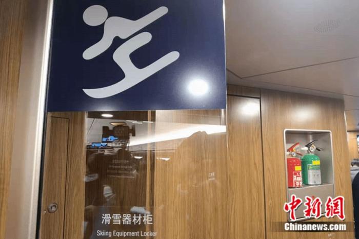 動車組的1、4、8號車廂兩端設(shè)置了滑雪器材存放柜。<a target='_blank' href='/' >中新網(wǎng)</a>記者 張旭 攝