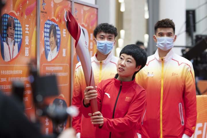 1月5日，北京冬奧會火炬開始在黑龍江省進行展示，冬奧會短道速滑冠軍張會（中）在活動現(xiàn)場手持火炬。新華社記者 張濤 攝