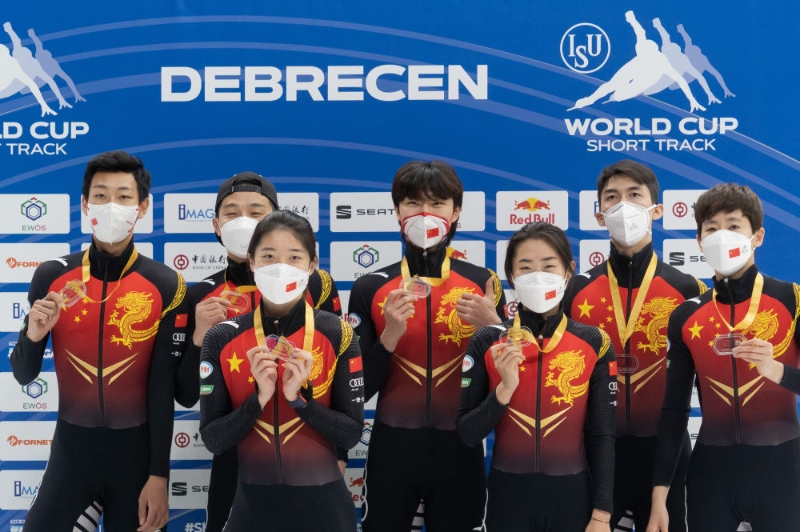 2021年11月21日，中國隊(duì)在短道速滑世界杯匈牙利站混合接力2000米頒獎儀式上。他們以2分39秒386的成績獲得冠軍。新華社發(fā)（弗爾季·奧蒂洛攝）