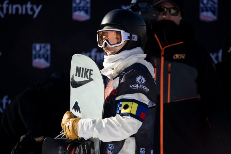 2021年12月12日，蔡雪桐在比賽后等待成績。當(dāng)日，2021-2022國際雪聯(lián)單板滑雪U型場地世界杯美國銅山站比賽落下帷幕，現(xiàn)世界排名第二的中國名將蔡雪桐在女子組決賽中以80.50分的成績摘得桂冠。