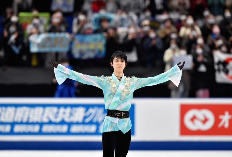 羽生結(jié)弦在男子單人滑自由滑比賽結(jié)束后向觀眾致意。新華社記者 張笑宇 攝