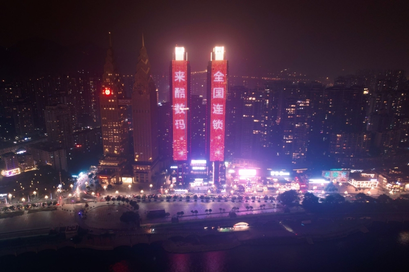 來(lái)酷選擇在寸土寸金的地標(biāo)性建筑投放廣告，是來(lái)酷2022年品牌戰(zhàn)略升級(jí)中極其重要的一環(huán)。與來(lái)酷品牌知名度同步飆升和快速的全國(guó)布局密不可分，來(lái)酷在2021年即將進(jìn)入尾聲之時(shí)快速落子三地，北上廣合生匯三店同開(kāi)已震驚業(yè)界，其關(guān)鍵區(qū)域布局速度及其選址密度以遠(yuǎn)超業(yè)界同行。同時(shí)其在2021年收益再創(chuàng)歷史新高，作為一家成立僅四年的數(shù)碼產(chǎn)品智慧零售企業(yè)在同業(yè)中已名列前茅。