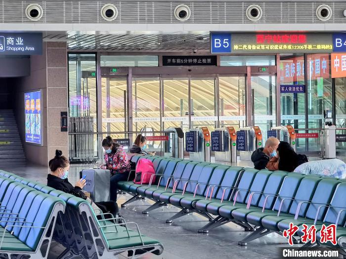 資料圖為西寧火車站候車大廳?！　∑钤鲚?攝