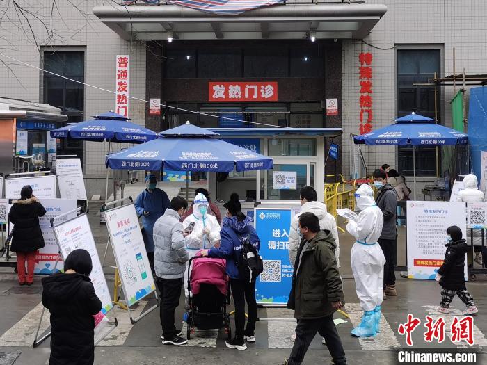 西安市兒童醫(yī)院發(fā)熱門診前的民眾?！↑h田野 攝