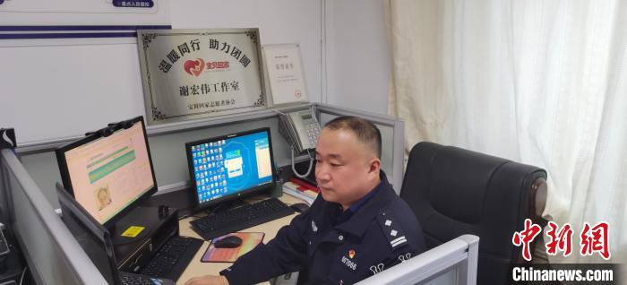 圖為工作中的謝宏偉。　諶詩(shī)雨 攝