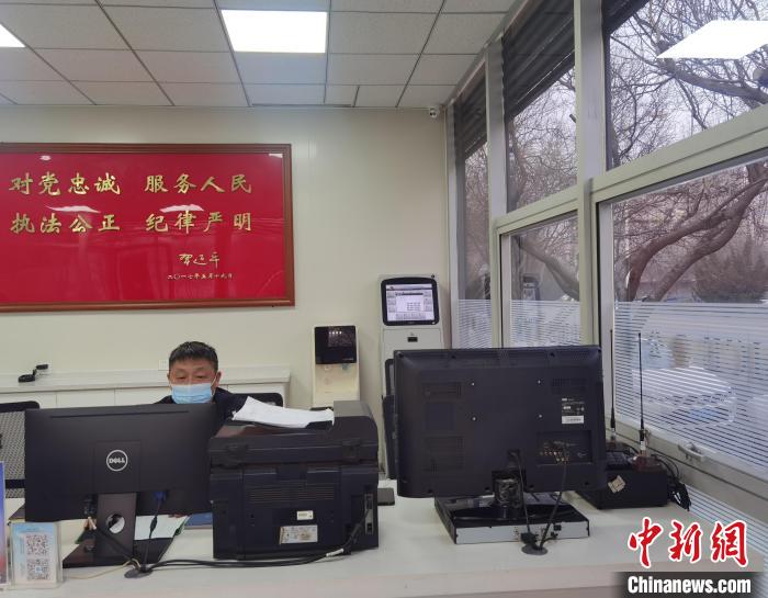 圖為唐為民在警務(wù)站內(nèi)工作?！±钛?攝