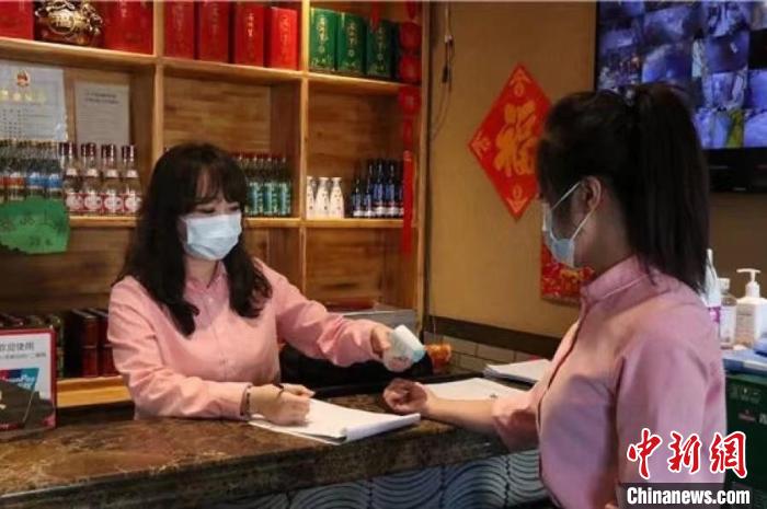 圖為滿洲里市餐廳在做好相關(guān)防疫工作的前提下恢復堂食?！M洲里市融媒體中心供圖