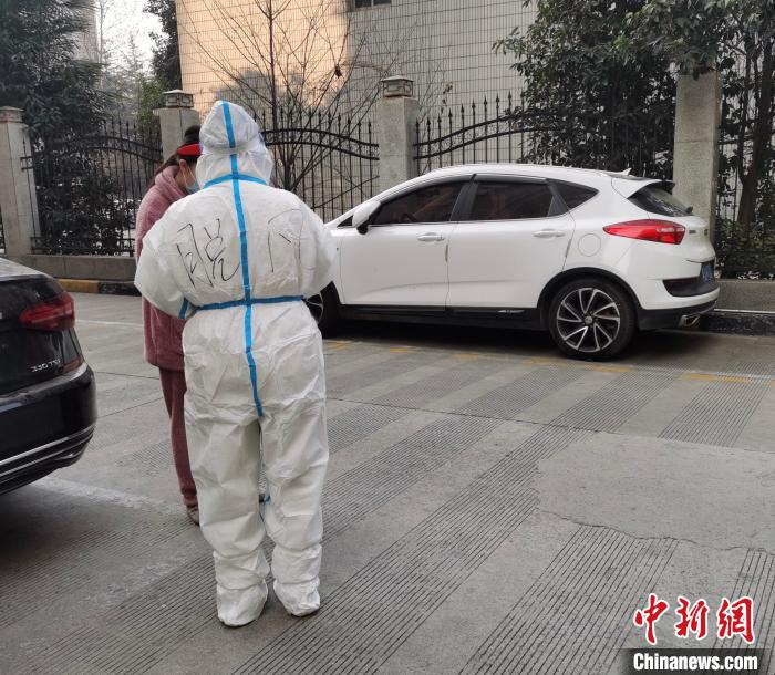 圖為脫凡在小區(qū)進(jìn)行志愿服務(wù)?！∈茉L者供圖