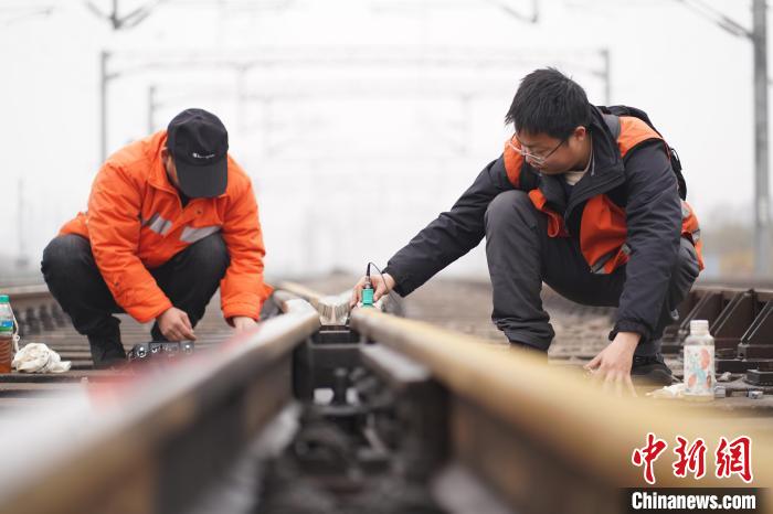 圖為探傷工使用鋼軌探傷儀對道岔進(jìn)行檢測。　黃鐘濱 攝