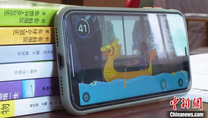 該平臺包含跳繩等10余種運(yùn)動項(xiàng)目，還有賽龍舟等趣味性較強(qiáng)的運(yùn)動項(xiàng)目。　葛宇鑫 攝