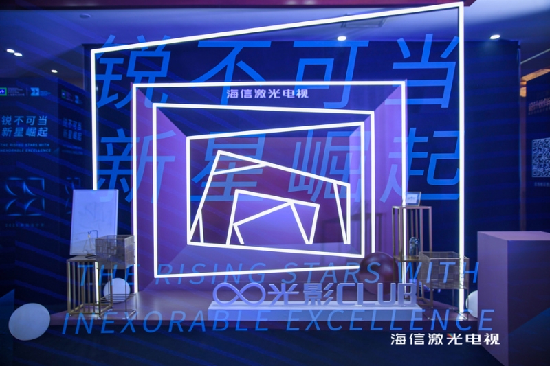 街道上有店鋪的標(biāo)志藍(lán)色背景白色的字
描述已自動(dòng)生成