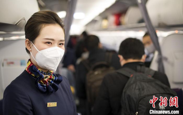 國(guó)航西南分公司乘務(wù)員服務(wù)航班旅客?！?guó)航西南分公司 供圖