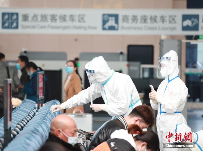 圖為工作人員在公共區(qū)域例行取樣檢測(cè)。 <a target='_blank' href='/'>中新社</a>記者 闞力 攝