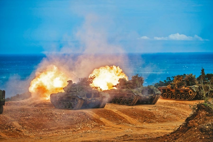 漢光兵棋推演今天登場(chǎng)，一連5天4夜不間斷，圖為漢光36號(hào)演習(xí)CM11戰(zhàn)車(chē)對(duì)海上目標(biāo)射擊。（軍聞社）