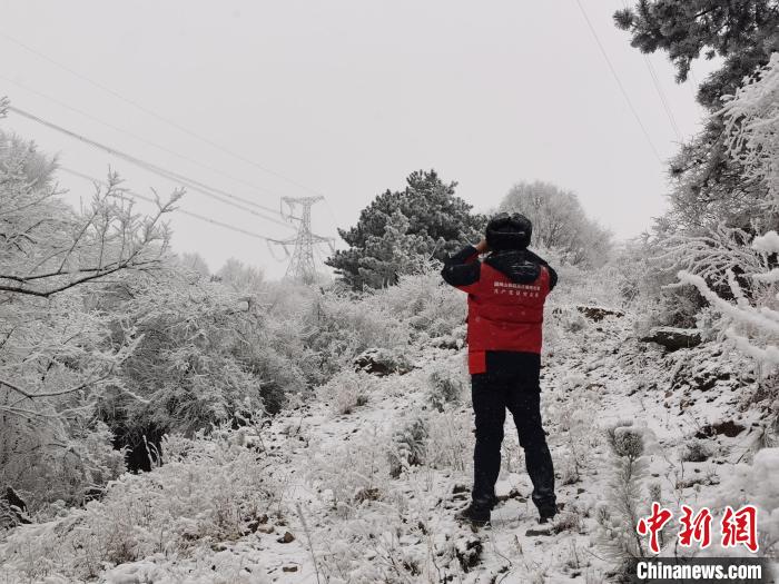 供電人員冒雪巡檢?！W(wǎng)山西省電力公司供圖