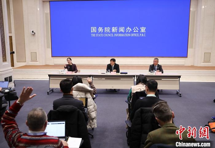 1月21日，中國國務(wù)院新聞辦公室在北京舉行當(dāng)前經(jīng)濟(jì)形勢吹風(fēng)會，與會財經(jīng)專家指出，中國穩(wěn)增長有能力、有意愿、有空間，且能夠有效應(yīng)對外部風(fēng)險。 <a target='_blank' href='/'>中新社</a>記者 趙雋 攝