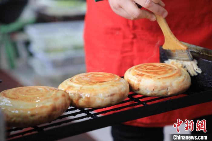 “火燒”師傅為“火燒”抹油?！∴囆?qiáng) 攝