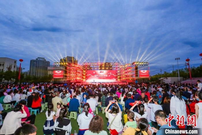 圖為蘭州高新區(qū)在轄區(qū)定遠鎮(zhèn)舉行以“高新兒女心向黨”為主題的文藝晚會。(資料圖) 蘭州高新區(qū)供圖