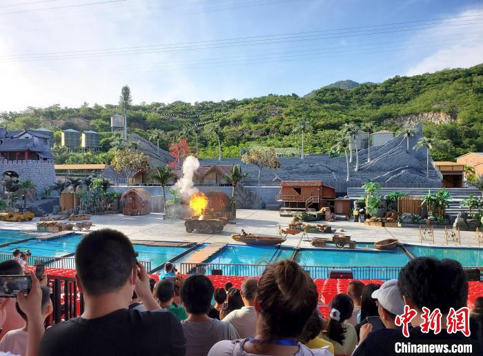 三亞紅色娘子軍演藝公園2021年“加法”上新——《瓊州阻擊戰(zhàn)》開演?！⊥鯐员?攝