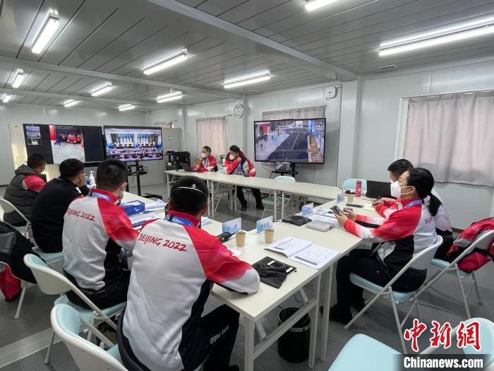 首鋼滑雪大跳臺26日組織開展首次閉環(huán)內(nèi)外全要素實戰(zhàn)演練。　首鋼滑雪大跳臺場館運行團隊供圖