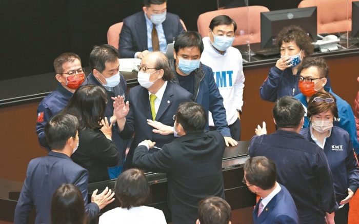 民進(jìn)黨立委郭國文昨要求福食解禁的發(fā)言，引爆朝野衝突，一度卡住總預(yù)算，民進(jìn)黨團(tuán)總召柯建銘（圖中）出面鞠躬道歉後，才讓院會繼續(xù)進(jìn)行。圖／聯(lián)合報系資料照片