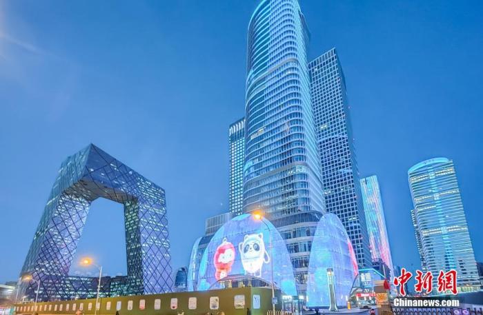 2月3日晚，北京市朝陽(yáng)區(qū)CBD的多棟建筑點(diǎn)亮外墻燈光，迎接北京冬奧會(huì)的到來。 <a target='_blank' href='/'>中新社</a>記者 賈天勇 攝