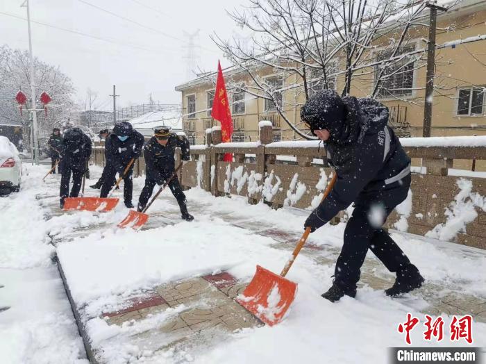 從7日凌晨至8日，江蘇南部等地局部地區(qū)迎來暴雪，最深積雪達(dá)6厘米以上?！∧暇┏枪芄﹫D