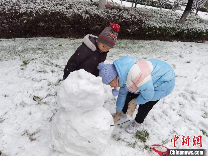 南方孩子終于可以做一個自己的“冰墩墩”了。　被采訪人供圖