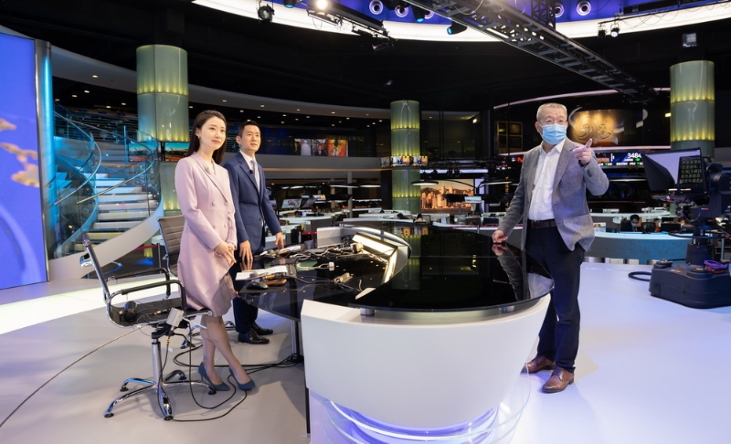 孫玉勝（臺右）與《鳳凰午間專列》主持人探討播出細節(jié)。 何建民 攝