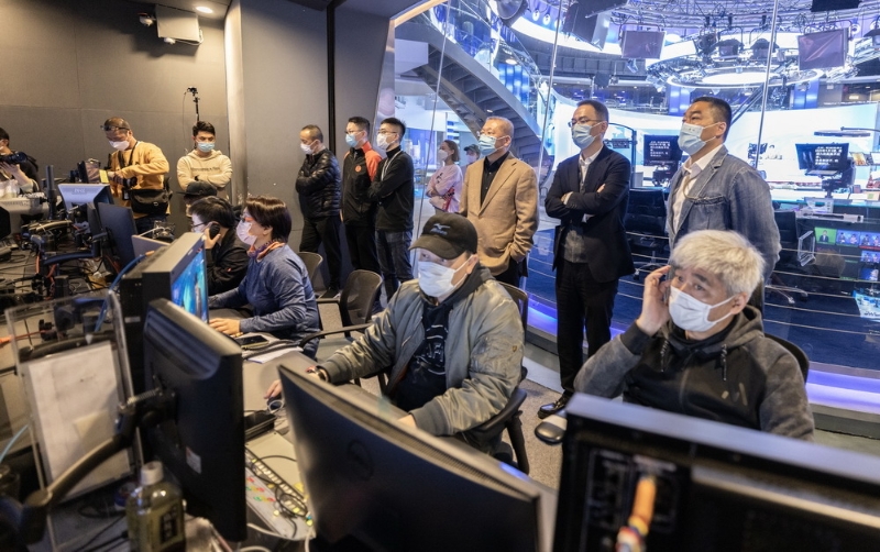 2022年元旦，徐威（后排中右）、孫玉勝（后排中左）在演播室的主控室視察改版首日情況。何建民 攝