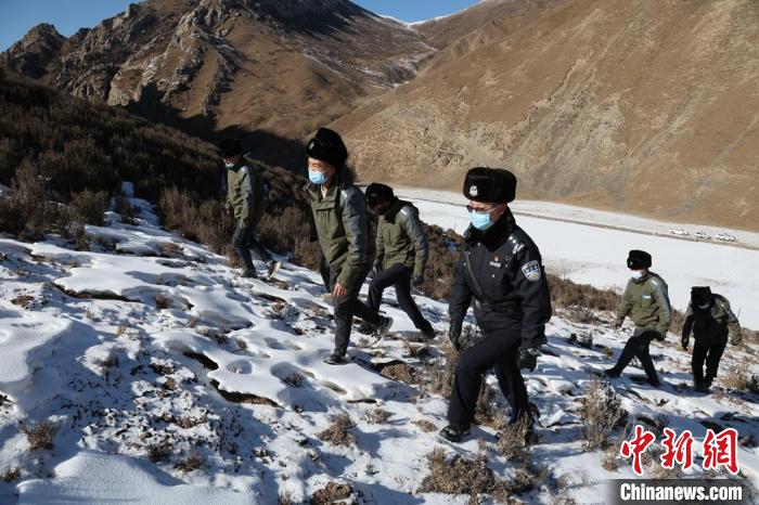 圖為仙米森林公安派出所的民警們與管護(hù)員們一同巡護(hù)?！±罱瓕?攝