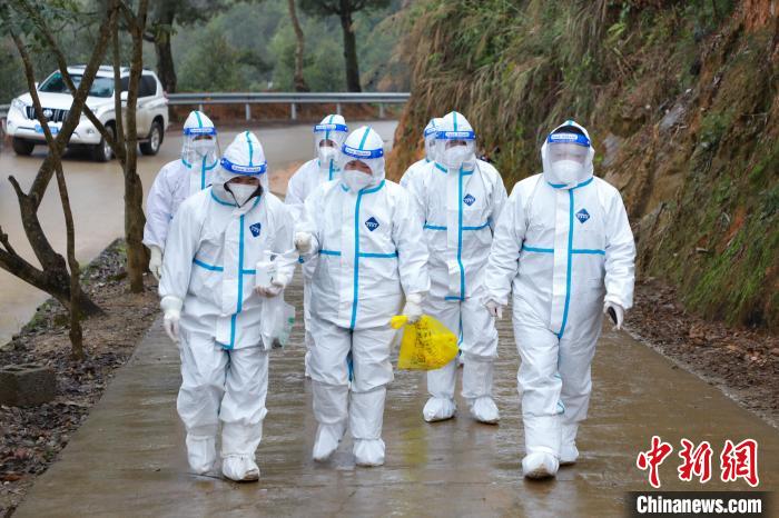 圖為醫(yī)護(hù)人員到德?？h隆桑鎮(zhèn)最偏僻的一個(gè)瑤族山村為一群特殊的民眾提供上門(mén)核酸采樣服務(wù)?！￡惽锵?攝